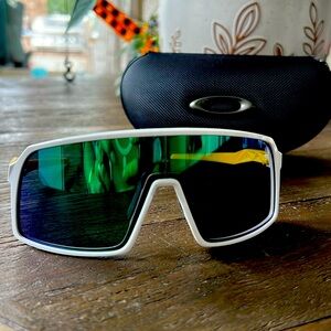 NEW Oakley Low Bridge
SUTRO Mat White and yellow